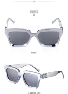 Vue détaillée des lunettes de soleil carrées argentées avec monture en métal gravée