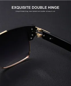 Gros plan détaillé sur la charnière double exquise et les détails dorés de ces lunettes