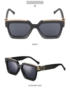 Vues de face et de profil à 45 degrés de lunettes de soleil carrées noir mat et détails dorés
