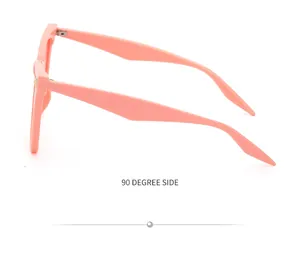 Vista laterale dettagliata di occhiali da sole rosa cat-eye con design geometrico
