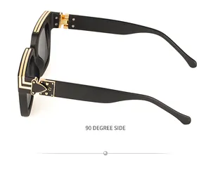 Détail de lunettes de soleil noires rectangulaires avec vue de côté et accents dorés