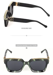 Détail de lunettes de soleil motif marbre vert avec charnière dorée et vue latérale