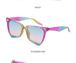 Dettagli degli occhiali da sole cat-eye glitterati con finiture metalliche dorate