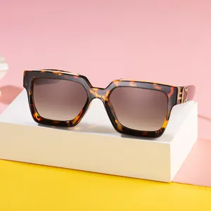 Lunettes de soleil rétro écaillées avec verres dégradés marron et détails dorés