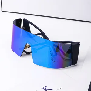 Lunettes de soleil sport surdimensionnées avec verres dégradés bleu-violet et monture noire