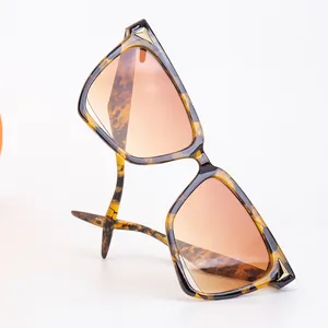 Occhiali da sole cat-eye oversize da donna con montatura tartarugata e lenti sfumate