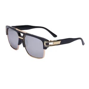 Lunettes de soleil rétro pour hommes noir et or avec verres miroir et détails métalliques