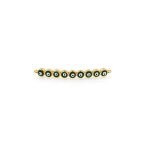 Dettaglio macro del connettore placcato oro 18K con dieci ciondoli malocchio in smalto verde