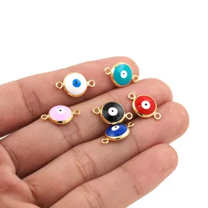Makroansicht von 18K vergoldeten Evil Eye Anhängern in sechs Farben für DIY Schmuck