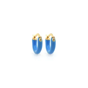 Detailansicht der 18K vergoldeten himmelblauen Emaille-Creolen mit poliertem Finish