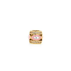 Detail von 18K vergoldetem Evil Eye Charm mit rosa Emaille und Zirkonia-Verzierung