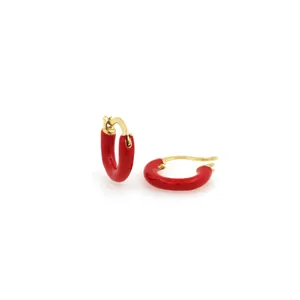 Exquisite 18K vergoldete rote Emaille Creolen auf einem schlichten weißen Hintergrund