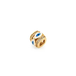 Detailansicht eines 18K vergoldeten Evil Eye Charms mit blauem Emaille und Mikro-Zirkonia