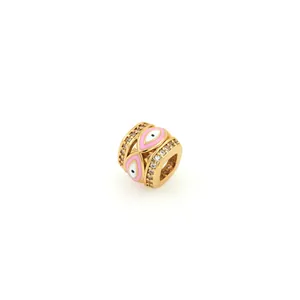 Nahaufnahme der 18K vergoldeten Evil-Eye-Perle mit rosa Emaille und Zirkonia-Steinen