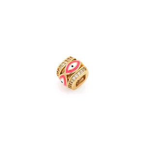 Detaillierte Makroansicht des 18K vergoldeten Evil Eye Charms mit Emaille und Zirkonia