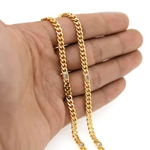 Λεπτομέρεια επίπεδης αλυσίδας curb 18K με ζιργκόν marquise πάνω στην παλάμη