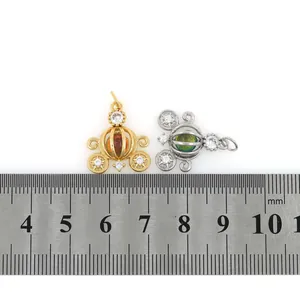 Nahaufnahme von 18K Gold und Silber Kürbiswagen Anhängern mit Größenmessung