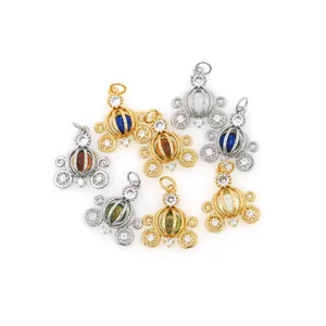 Set aus 18K vergoldeten Kürbiskutschen-Anhängern mit bunten Zirkonia-Edelsteinen