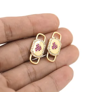 Nahaufnahme von 18K vergoldetem Herzanhänger mit rosa und weißen Zirkonia-Steinen