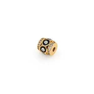 Makro-Detail von 18K vergoldeten Evil Eye Anhänger mit Mikro-Zirkonia-Besatz auf der Seite