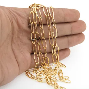 Detailaufnahme der 18K vergoldeten Büroklammerkette mit facettierter Textur für DIY-Schmuck