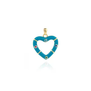 Makroaufnahme von 18K vergoldetem Herzanhänger mit blauem Emaille und bunten Zirkonias