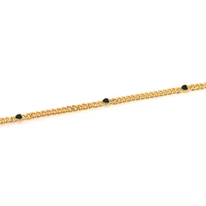 Detail einer 18K vergoldeten flachen Kette mit drei blauen herzförmigen Zirkonia-Steinen