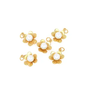 Set mit fünf 18K vergoldeten Blumenanhängern mit glänzenden Perlen für Schmuckdesign