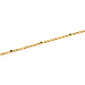Detail einer 18K vergoldeten flachen Panzerkette mit grünen Herzsteinen für DIY-Schmuck