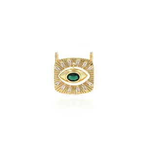 Detailansicht des 18K vergoldeten Evil Eye Anhängers mit grünem Stein und Zirkonia