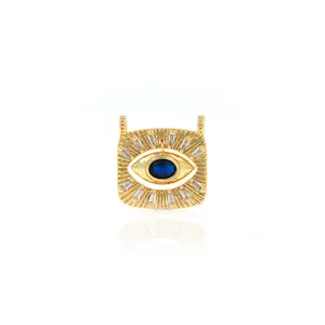 Makroaufnahme des 18K vergoldeten Evil Eye Anhängers mit blauem Stein und Zirkon