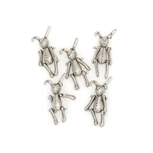 5-teiliges Set Hasenanhänger in Vintage-Silber mit Gothic-Patchwork und Clip-Ösen