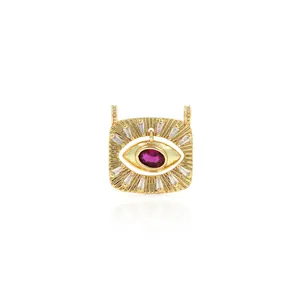 Makroaufnahme der 18K vergoldeten Evil-Eye-Anhänger mit rosa Zirkonia und Gravur