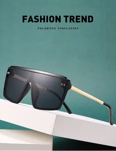 Détails de lunettes de soleil polarisées oversize avec rivets et branches dorées
