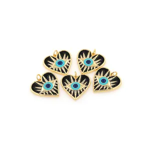 Detail von 18K vergoldeten Herz-Evil-Eye-Anhängern mit Emaille und Zirkonia-Steinen