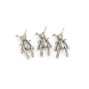 Set mit drei Vintage-Silberhasen-Anhängern im Näh-Design aus 18K versilbertem Kupfer