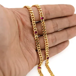 Detail der 18K vergoldeten Kette mit vier roten herzförmigen Steinen für DIY-Schmuck
