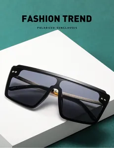 Gros plan de lunettes de soleil carrées avec rivets argentés et impression du modèle 4363