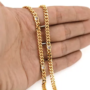 Detail einer 18K vergoldeten Panzerkette mit herzförmigen Zirkonia-Steinen, in der Hand gehalten