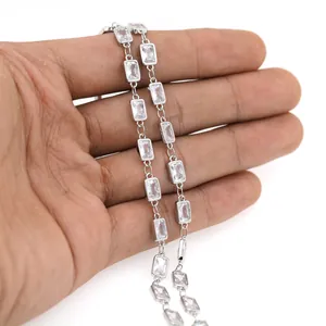 Detailansicht der versilberten Gliederkette mit rechteckigen Zirkonia in der Hand