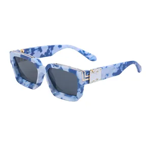 Occhiali da sole squadrati effetto marmo blu e bianco con dettagli dorati