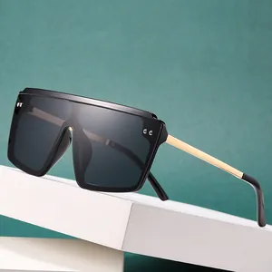 Lunettes de soleil carrées oversize avec monture noire et branches en métal doré chic