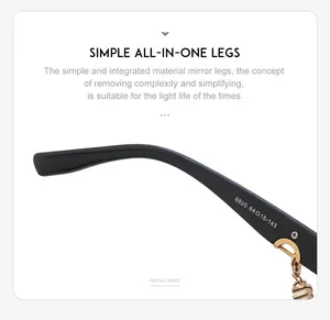 Détail de la branche de lunettes œil de chat noire avec pendentif en M doré élégant