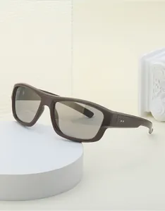 Detailansicht braune Radsport-Sonnenbrille mit silbernen Reflexgläsern und Metallnieten-Dekor