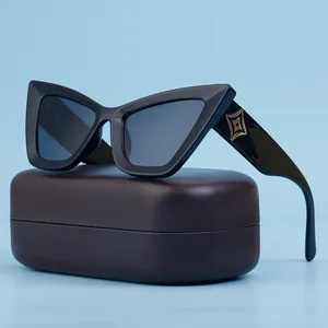 Occhiali da sole neri cat eye con stelle dorate e custodia per occhiali marrone