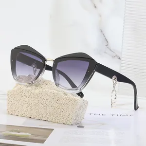 Lunettes de soleil œil de chat pour femmes avec monture noire et verres dégradés violets