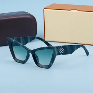 Occhiali da sole cat-eye in marmo verde con lenti sfumate e custodia per occhiali