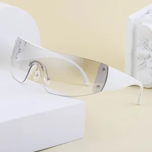 Lunettes de soleil Y2K blanches avec rivets étoiles sur base géométrique épurée