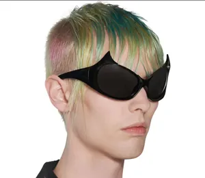 Vue latérale de lunettes de soleil œil de chat ailées avec une finition noire brillante