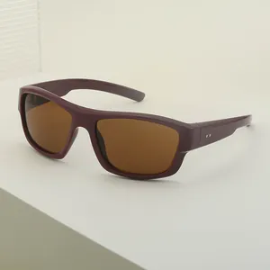 Dunkelviolette Y2K-Radsportsonnenbrille mit braunen Gläsern auf weißem Podest